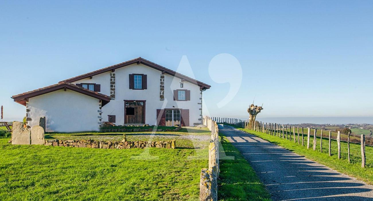 La résidente californienne s’intéresse à un autre bien haut de gamme du Pays basque, une ancienne ferme du 18e siècle avec piscine.