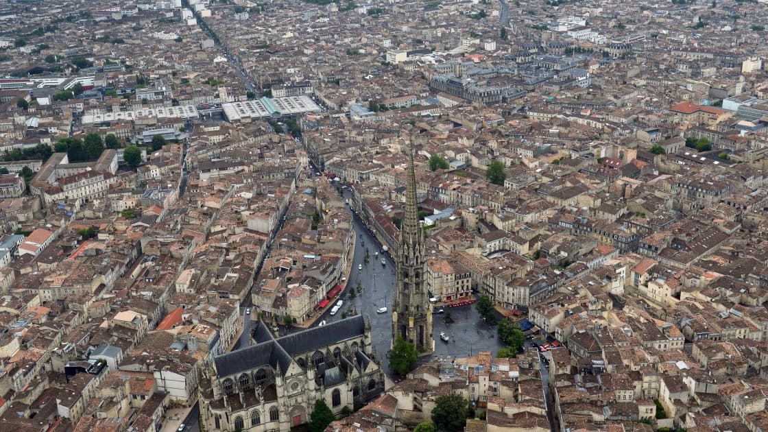 Next to the shops, the towers flourish in Bordeaux and the city extends in height