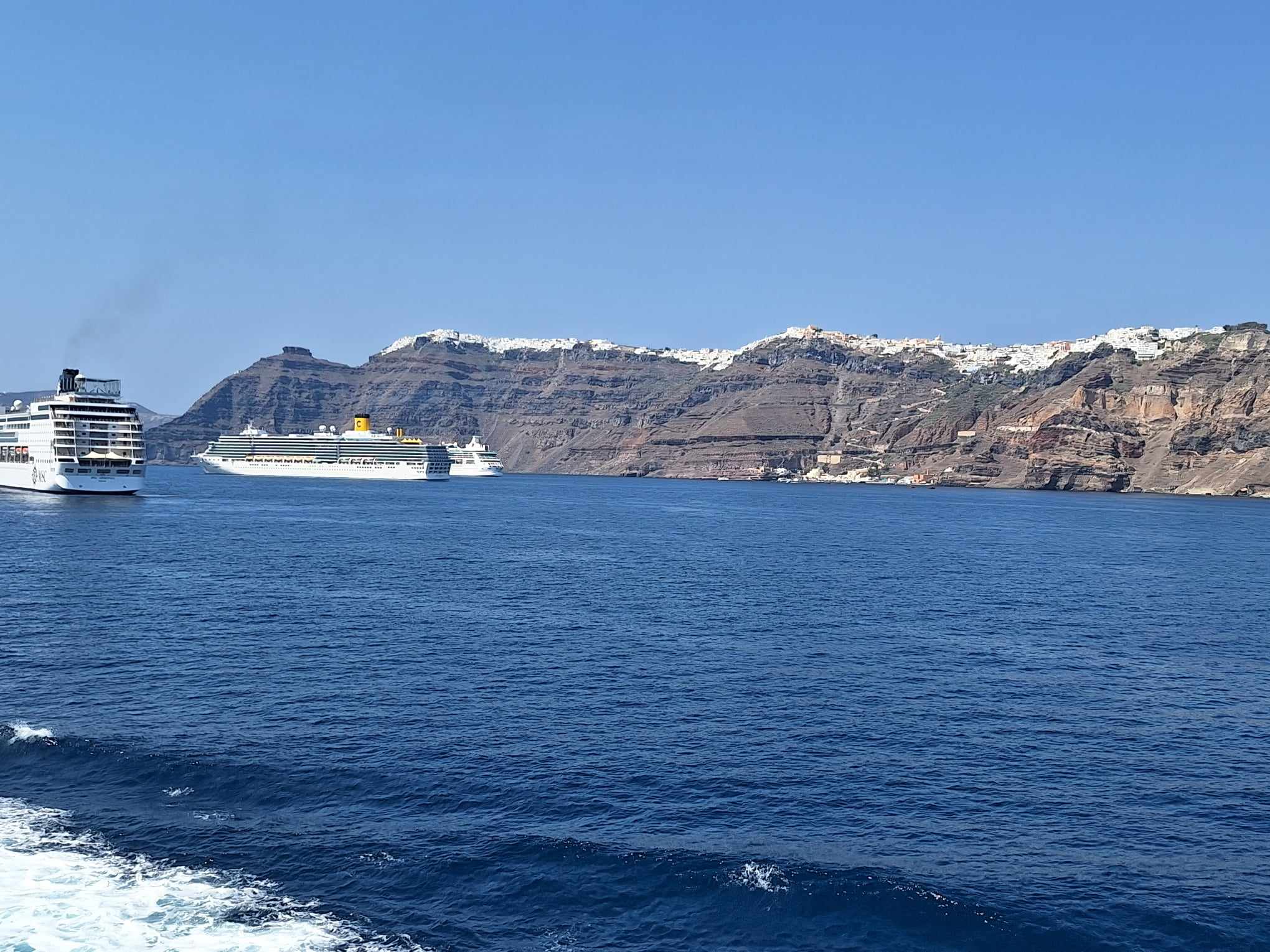 Bloomberg: Greece puts a “brake” on cruise ships, the example of Santorini