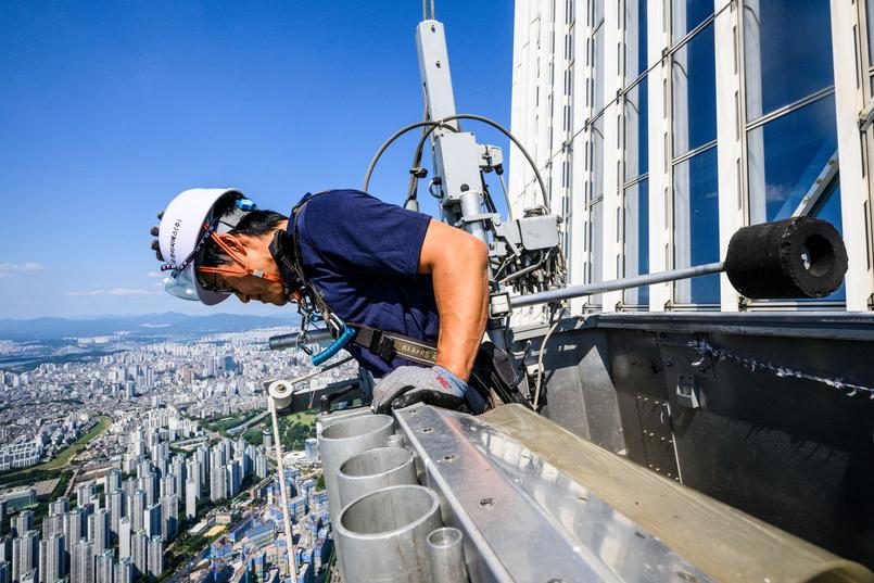 Follow the daily life of the window cleaner of the tallest skyscraper in Korea