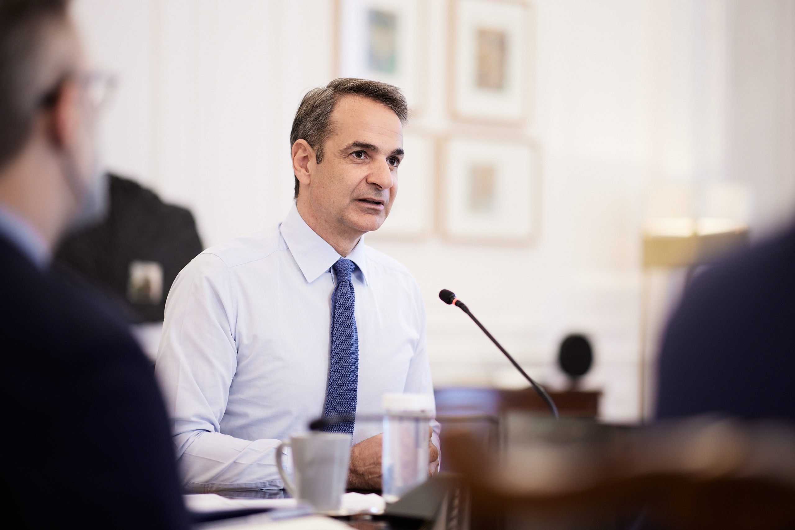 Mitsotakis: Tourism workers should be well paid and happy